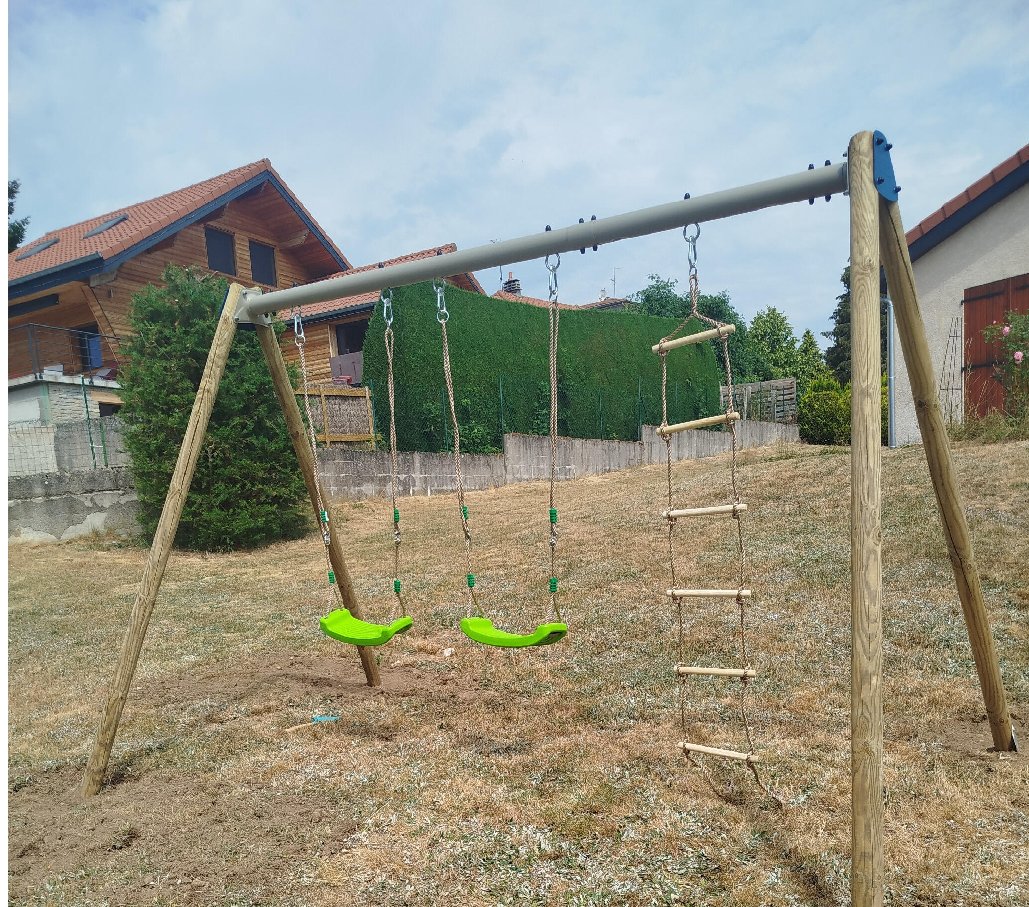 Portique de jardin en bois avec deux balançoires et une échelle, monté et installé par HomeQuali-T.