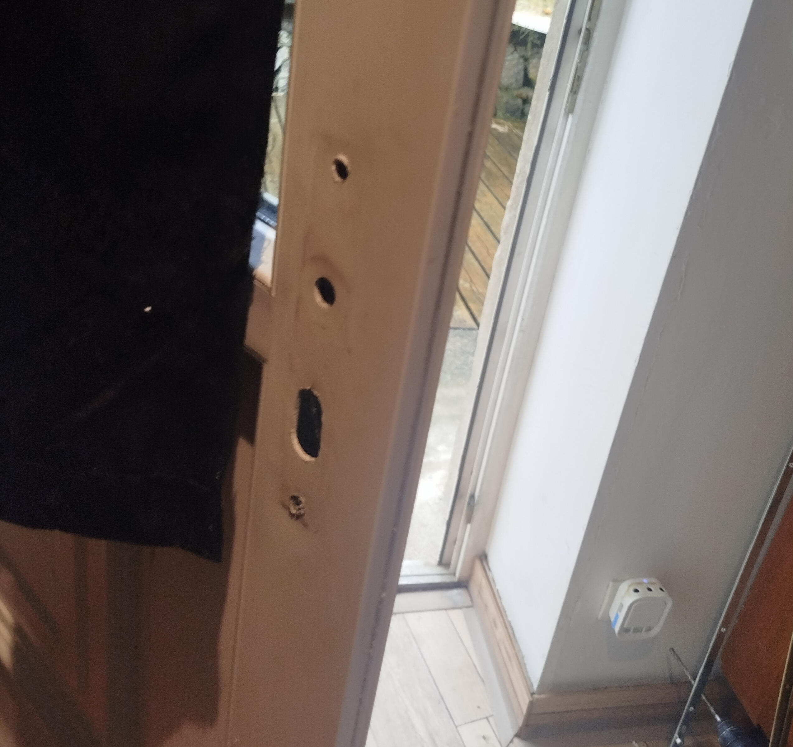 Porte pendant une intervention de réparation de serrure par HomeQuali-T.