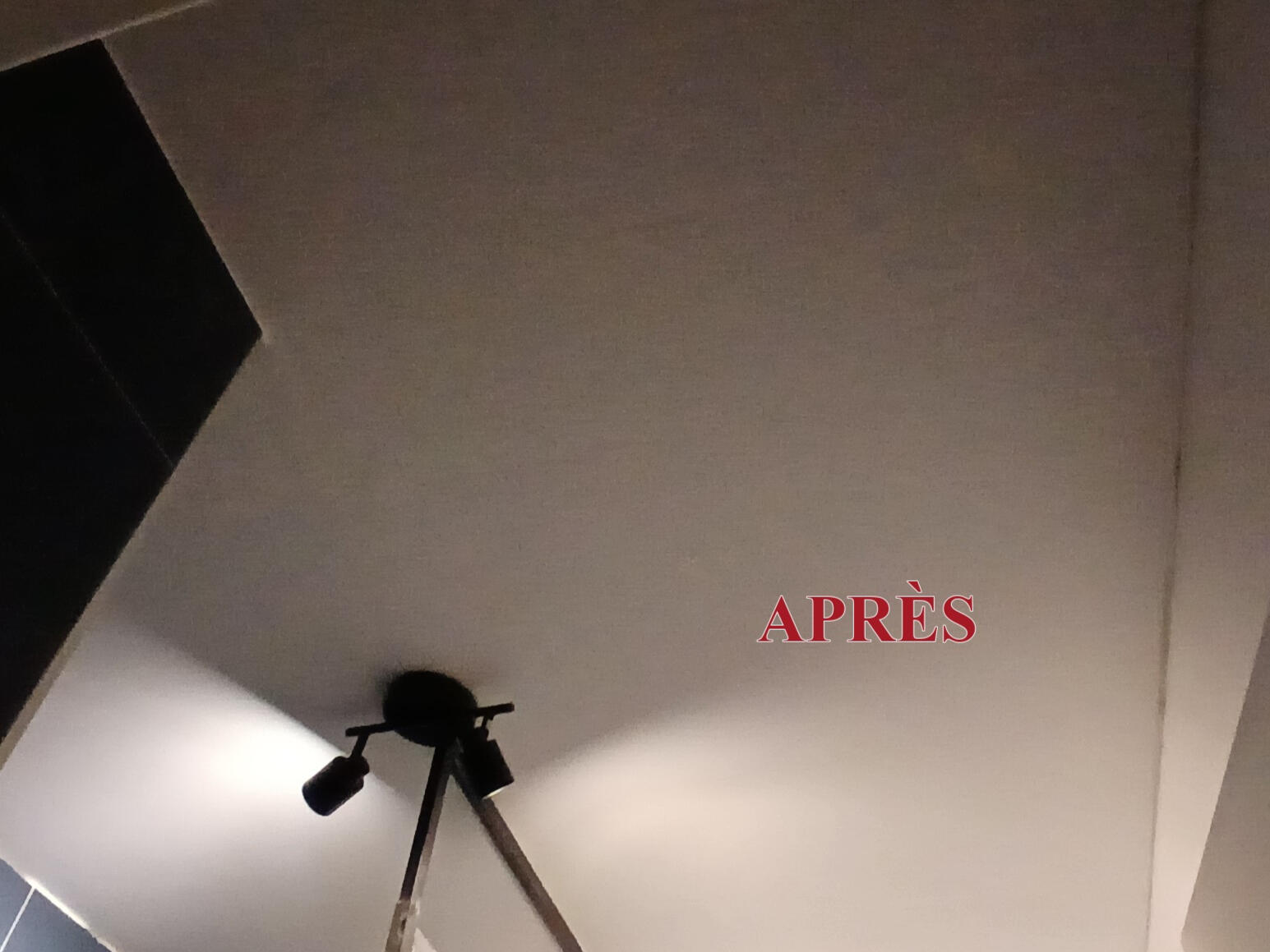 Photo après rénovation : plafond de salle de bains lisse et rénové avec un revêtement Cover Styl.